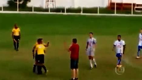 Der Schiedsrichter (l.) wird von seinem Assistenten gestoptt