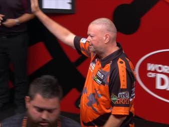 Raymond van Barneveld hat bei den World Series of Darts Finals ein Ausrufezeichen gesetzt. Beim Turnier in seinem Heimatland bezwang der Niederländer Weltmeister Michael Smith.