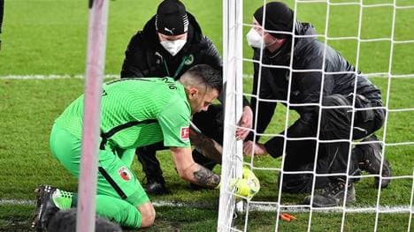 Rafal Gikiewicz flickt mit zwei Helfern das Loch im Tor