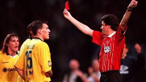 Schiedsrichter Herbert Fandel zeigte gleich fünf Rote Karten bei Ulm gegen Rostock.