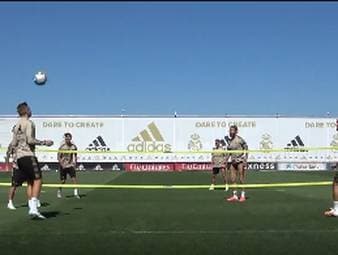 Die Stars von Real Madrid haben sichtlich Spaß bei der Vorbereitung auf den Liga-Restart. Toni Kroos und seine Kollegen zeigen beim Fußball-Tennis das ein oder andere Kabinettstückchen.