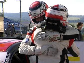 Dominik und Marcel Fugel können sich im ersten Wertungslauf der TCR am Sachsenring gegen die Konkurrenz durchsetzen.