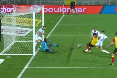 Spektakuläre Reflexe! Dreifach-Parade lässt Stürmer verzweifeln