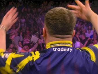 Luke Littler legt sich erneut mit den Fans bei der Premier League of Darts an, da ein Fan bei einem Doppelversuch in den Wurf pfeift. Littler gewinnt dennoch das Leg und reagiert dann sauer in Richtung des Pfiffs.