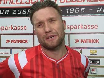 Der Hallesche FC kassiert eine 2:4-Niederlage gegen den 1. FC Lok Leipzig. Im TV-Interview nach der Partie platzt Verteidiger Jan Löhmannsröben der Kragen. Auch der Reporter bekommt seinen Frust zu spüren. 