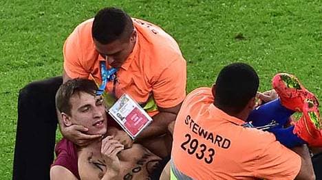 Der Flitzer konnte schließlich von Ordnern überwältigt werden