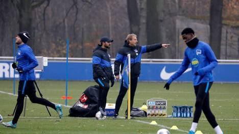 Jürgen Klinsmann (2.v.r.) und Alexander Nouri (3.v.r.) hatten unerwarteten Besuch im Training