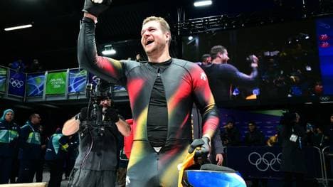 Johannes Lochner feiert seinen Olympiasieg