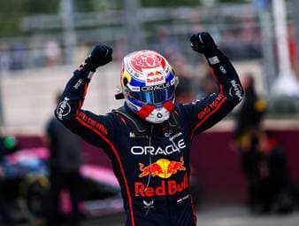 Max Verstappen triumphiert beim Großen Preis von Aserbaidschan in Baku. McLaren erlebt hingegen eine herbe Enttäuschung inklusive eines Crashs des WM-Führenden Oscar Piastri. Bei Ferrari sorgt eine ignorierte Stallorder für Aufsehen. 