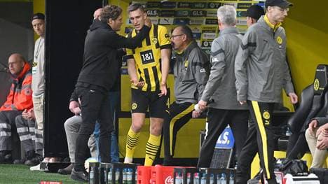 Nico Schlotterbeck musste nach seiner Auswechslung getröstet werden