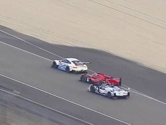 Das letzte Viertel des 24-Stunden-Rennens in Le Mans ist in vollem Gang - und das Damenteam um Sophia Flörsch hält kurz die Luft an: Grund ist ein riskantes Überholmanöver.