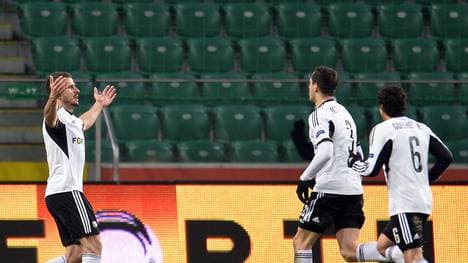 Die Spieler von Legia Warschau jubeln vor leeren Rängen