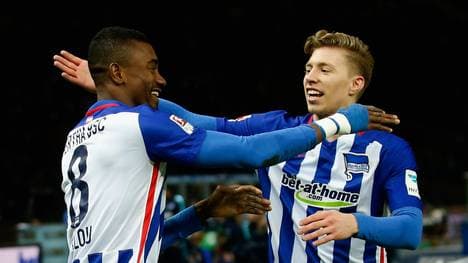 Salomon Kalou (l.) und Mitchell Weiser können gegen Wolfsburg spielen