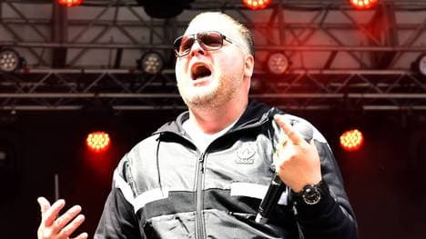 Der Frankfurter Rapper Caser Nova drückt der Eintracht die Daumen