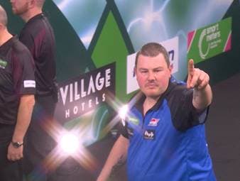 Dirk van Duijvenbode feiert einen fulminanten Auftakt bei der Darts-WM in London. Für ein besonderes Highlights sorgt aber sein Gegner.