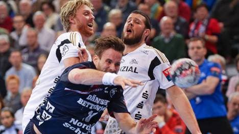 Flensburgs Thomas Mogensen steuerte gegen die Kieler (Erlend Marmelund, links, und Ilja Brozovic