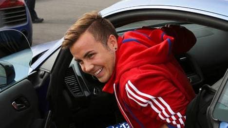 Mario Götze hat etwas Mühe, aus dem R8 zu steigen. Der Siegtorschütze des WM-Finales scheint ein Sonnenfan zu sein, denn ..