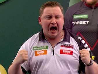 Martin Schindler schlägt Keane Barry in der zweiten Runde der Darts-WM mit 3:0 in Sätzen. Dabei zeigt die deutsche Nummer eins gerade in den Decidern ihre Nervenstärke. 
