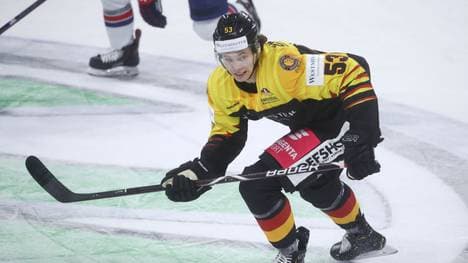 Moritz Seider kämpft am Sonntag mit dem DEB-Team gegen den Abstieg