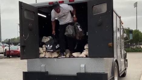 NFL: Jalen Ramsey kommt in gepanzertem Geldtransporter , Jalen Ramsey fährt im gepanzerten Geldtransporter vor