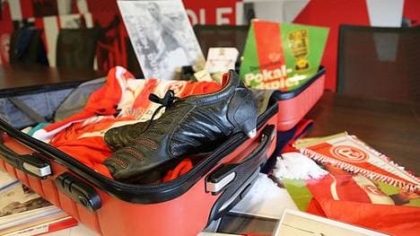 In dem Erinnerungskoffer befinden sich unter anderem Fahnen, eine komplette Trikotage, Fußballschuhe und Anstecknadeln