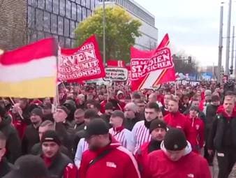 Tausende deutsche Fußball-Fans protestierten am Sonntag gemeinsam gegen die Kriminalisierung von Pyrotechnik und verschärfte Kontrollen hinsichtlich der Stadionsicherheit. 