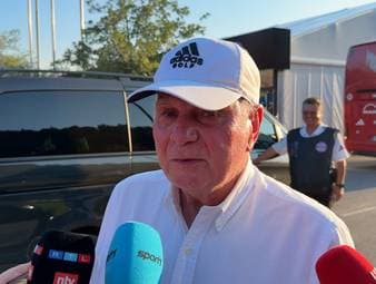 Der Vertrag von Harry Kane beim FC Bayern läuft noch bis 2027. Wenn es nach Ehrenpräsident Uli Hoeneß geht, dürfte der Torjäger aber auch darüber hinaus das Trikot des Rekordmeisters anziehen.