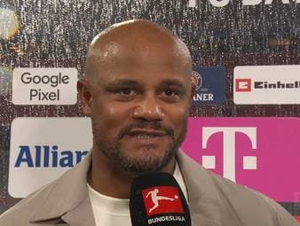 Beim 5:1-Auftaktsieg gegen den VfB Stuttgart fiel Bayerns erstes Tor erneut nach einem Standard. Nach dem Spiel dankt Vincent Kompany seinen Co-Trainern Giacomo Stey und Aaron Danks.