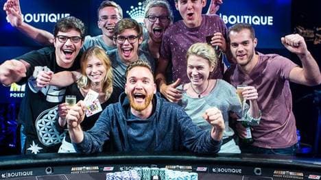 Fabian Quoss (M.) kann sich über eine Million US-Dollar freuen