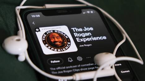 Der Skandal um Podcaster Joe Rogan hat nun auch Auswirkungen auf die UFC