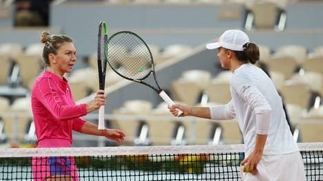 Simona Halep (l.) sah gegen Iga Swiatek kein Land