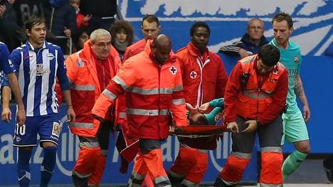 Aleix Vidal vom FC Barcelona fällt nach einem Foul bis zum Saisonende aus