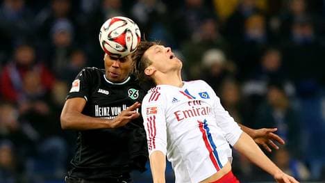 Marcelo im Kopfballduell mit Marcell Jansen im Spiel Hamburger SV gegen Hannover 96
