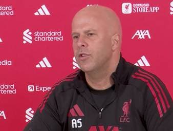 Nach seinem Achillessehnenriss gegen PSG wurde Hugo Ekitiké erfolgreich operiert. Liverpool-Trainer Arne Slot rechnet beim Ex-Frankfurter mit einer langen Ausfallzeit, glaubt aber an ein starkes Comeback.