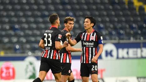 Makoto Hasebe (re.) wurde am Knie operiert