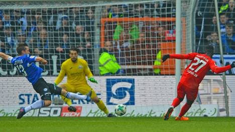 Kingsley Schindler (r.) erzielte in Bielefeld sein neuntes Saisontor für Holstein Kiel