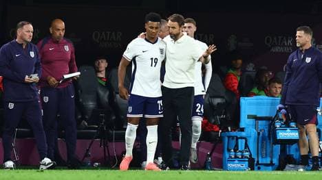 England-Nationaltrainer Gareth Southgate gibt Ollie Watkins letzte Anweisungen