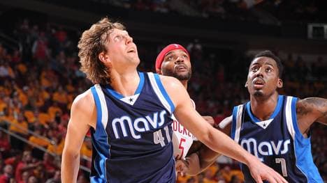 Dirk Nowitzki (l.) schied mit den Dallas Mavericks in der ersten Playoff-Runde aus