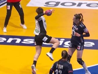 Bei der Handball-WM stehen die DHB-Damen im Finale gegen die klaren Favoritinnen aus Norwegen. Das deutsche Team von Markus Gaugisch muss sich nach einer starken Partie jedoch mit Silber zufriedengeben.