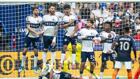 Müller (l.) in der Mauer der Whitecaps