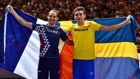 Armand Duplantis (r.) sprang zehn Zentimeter höher als Renaud Lavillenie 