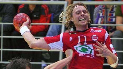 Norway's Erlend Mamelund (R) vies with S