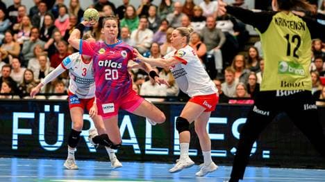 Emily Bölk (l.) in Aktion