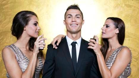 Cristiano Ronaldo lässt sich für den guten Zweck die Haare schneiden