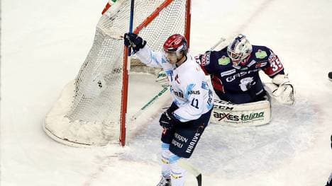 Louis-Marc Aubry (l.) schwimmt mit dem ERC Ingolstadt in der PENNY DEL auf der Erfolgswelle in den Playoffs gegen die Eisbären Berlin