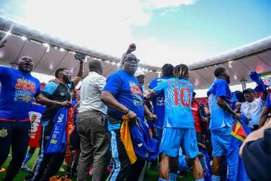 Alle Dämme brechen: Fußball-Zwerg löst WM-Ticket