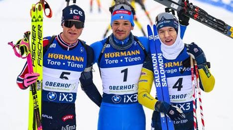 Tommaso Giacomel (M.) gewann die Verfolgung in Oberhof vor Martin Uldal (l.) und Sebastian Samuelsson