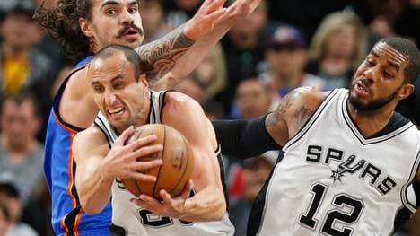 Manu Ginobili (M.) wurde beim letzten Einwurf gefoult