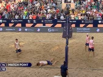 Jacob Hölting Nilsson und Elmer Andersson haben sich bei der Beachvolleyball-EM in Polen erstmals den Europameistertitel gesichert. Die jungen Schweden bezwangen im Finale die norwegischen Titelverteidiger Anders Mol und Christian Sørum mit 2:1.