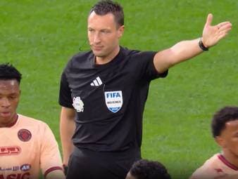 Unter der Leitung von Bundesliga-Schiedsrichter Sven Jablonski dreht der ehemalige Weltfußballer Karim Benzema auf. 